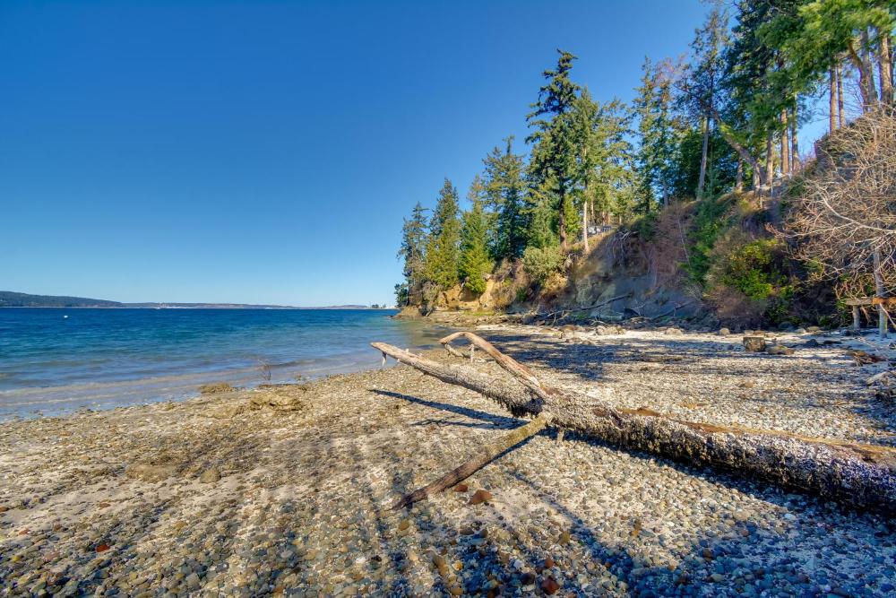 Waterfront PNW Escape with Deck and Beach Access!
